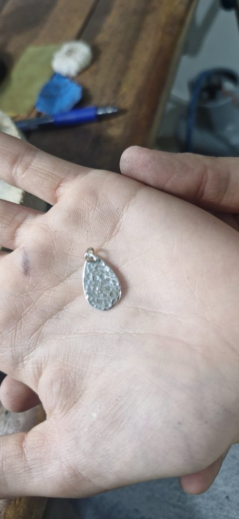 תליון כסף מרוקע. תכשיט בסדנת צורפות