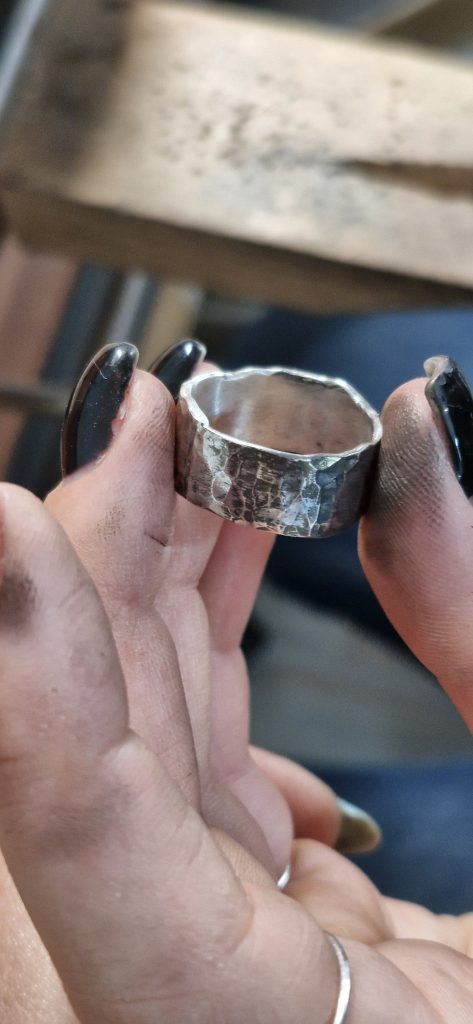 טבעת מרוקעת סדנה לצורפות תוכנית עמית